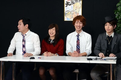 パネラー陣。（左から）マシンガンズ西堀、“お笑い好き素人女子大生”の志良堂ひかる、二言三言・山羊、占い師・桜倉ケン。