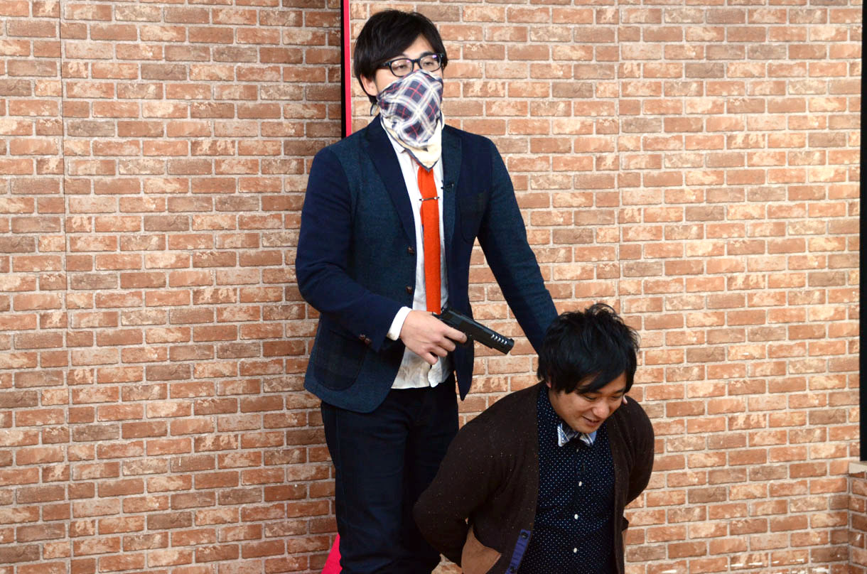 コント「銀行強盗」を披露するアルコ＆ピース。配役を逆にしてみる。