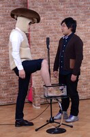 漫才「忍者」を披露するアルコ＆ピース。