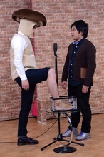 漫才「忍者」を披露するアルコ＆ピース。