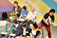 プラスマイナス岩橋（右端）が決勝進出を決めた瞬間。