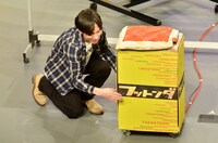 ふっ飛んだフトンを元の位置に戻す「フトンボーイ」を担当したインパルス板倉。