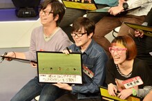 ラバーガール飛永（中央）と、風藤松原・風藤（左）、スパイク松浦（右）。