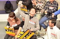 ニューヨーク嶋佐（中央）が決勝進出を決めた瞬間。