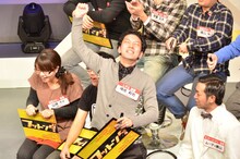 ニューヨーク嶋佐（中央）が決勝進出を決めた瞬間。