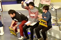 決勝2位のラバーガール大水（中央）が「フットンダ」レギュラー放送回への出演を知らされた瞬間。