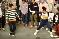 「ドラゴンボール」のベジータに扮するR藤本（手前右）に対して、プラスマイナス兼光（手前左）がフリーザとして出現したエンディングの一場面。