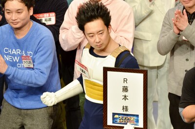 「『フットンダ王決定戦2014』出場権争奪！勝ち抜きバトル」で優勝し、番組で使われる“楽屋バリ”を手にするR藤本（中央）。