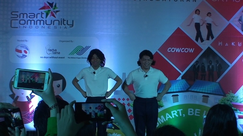 インドネシアであたりまえ体操を披露するCOWCOW。(c)吉本興業
