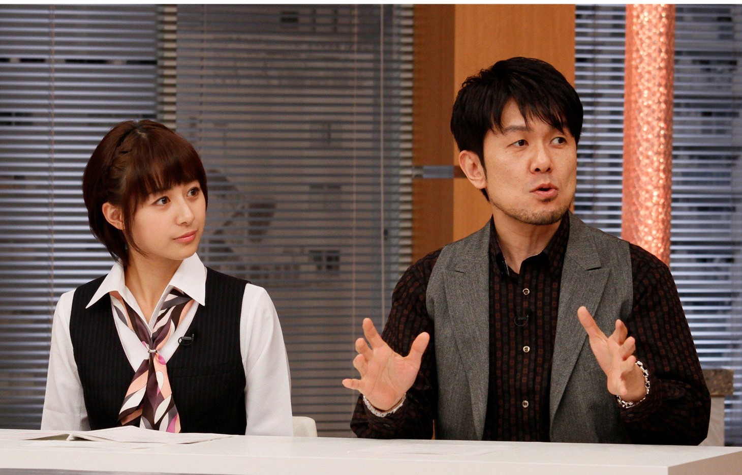 「アレはスゴイはず!?新春スペシャル」MCの土田晃之（右）と、林美沙希テレビ朝日アナウンサー（左）。(c)テレビ朝日