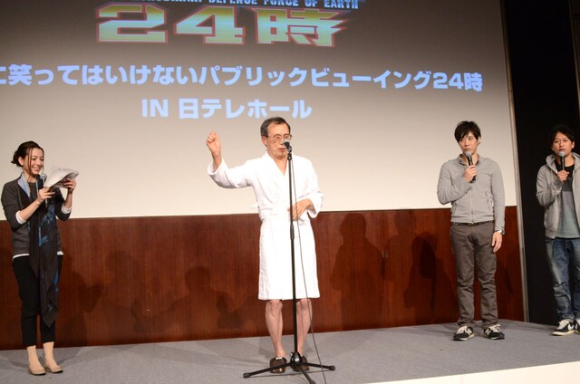 開演のカウントダウンを行った新おにい（中央）とライセンス（右）。