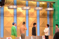 「タライ落とし」に挑戦する（左から）野性爆弾・川島、レイザーラモンHG、ジャルジャル後藤、ジャングルポケット武山と太田。