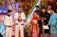 最後のゲーム「墨汁まみれ」に挑むジャングルポケット太田（左）とレイザーラモンHG。