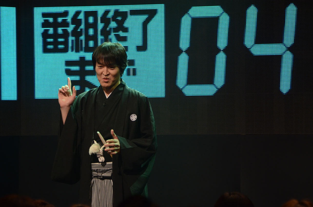 時限漫談に挑戦中の千原ジュニア。