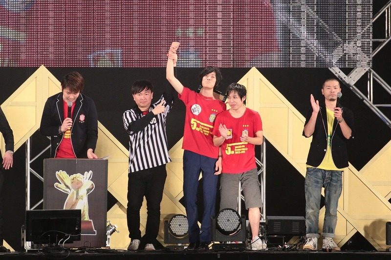 「今年は見るだけじゃない！5upよしもとカウントダウンライブ～ネタあり、歌あり、ダンスあり、ゲームあり、ジャンケン大会あり、卒業あり、いろいろありすぎてもうムチャクチャどす!!～」ジャンケン大会優勝の霜降り明星・粗品。