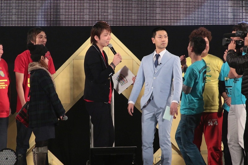 GAG少年楽団・福井公開プロポーズの様子。