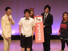 看板の名前と写真が間違っていることを松竹に怒るボルトボルズとベビィリッチ。