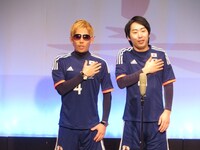 サッカー日本代表の国歌斉唱ギャグ。