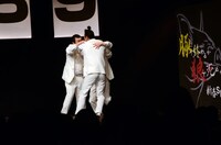 DVD「グランジ BEST NETA LIVE」の出荷枚数中間結果を受け、喜びのあまり円陣を組んでクルクル回るグランジ。