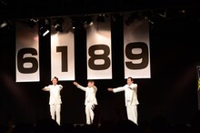 万歳三唱で喜びを表現するグランジ。