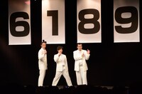 客席からの写真撮影に応じるグランジ。