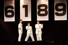 客席からの写真撮影に応じるグランジ。