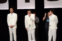 観客に感謝を述べるグランジ。