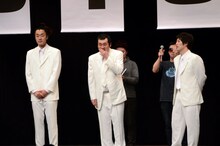 観客に感謝を述べるグランジ。