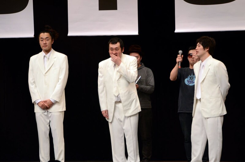 観客に感謝を述べるグランジ。