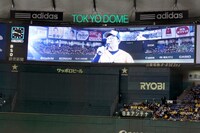 大型ビジョンに映し出される山口智充。