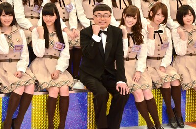 「NOGIBINGO2」に出演するイジリー岡田（中央）と、乃木坂46。