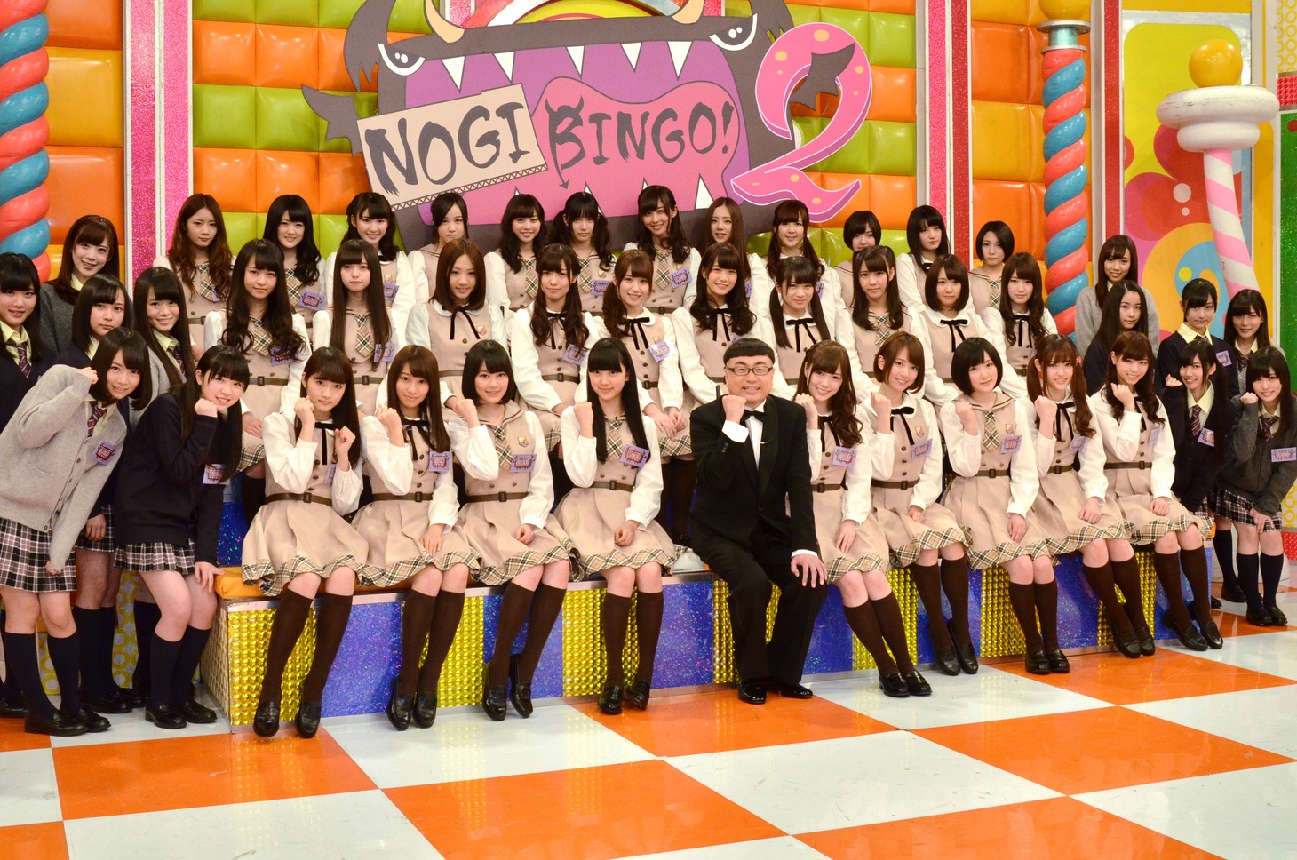 イジリー岡田（前列中央）と、乃木坂46。