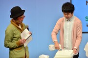 汚れ落としの実演を行うジューシーズ松橋（右）と、パンクブーブー黒瀬（左）。