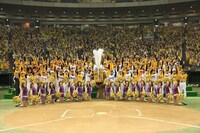 「のどごし 夢のドリーム第5弾 のどごし 夢のドリーム プロ野球」に登場した山口智充（前から2列目、右端）ら。