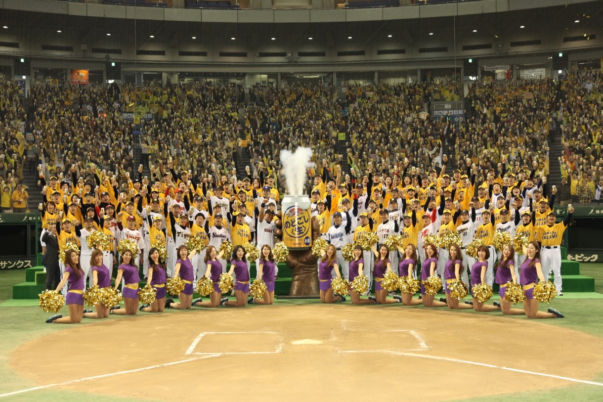 「のどごし 夢のドリーム第5弾 のどごし 夢のドリーム プロ野球」に登場した山口智充（前から2列目、右端）ら。