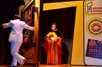 電子レンジを模した舞台装置の中から姿を見せるマツコ・デラックス（中央）。左はダンディ坂野。