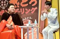 「熱とろポン・デ・リング」を試食するダンディ坂野（右）と、マツコ・デラックス（左）。