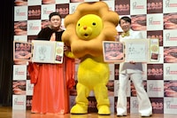 ミスタードーナツの新商品「熱とろポン・デ・リング」の新CM発表会に登場したダンディ坂野（右）と、マツコ・デラックス（左）。中央はポン・デ・ライオン。