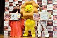 ミスタードーナツの新商品「熱とろポン・デ・リング」の新CM発表会に登場したダンディ坂野（右）と、マツコ・デラックス（左）。中央はポン・デ・ライオン。