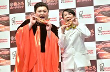 マツコ・デラックス（左）とダンディ坂野（右）。