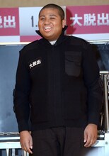 映画「大脱出」にちなんで看守の衣装で登場したマテンロウ・アントニー。