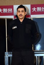 デニス植野。映画「大脱出」にちなんで看守の衣装で登場。
