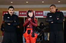 脱出イリュージョンを成功させたプリンセス天功（中央）とデニス植野（左）、マテンロウ・アントニー（右）。