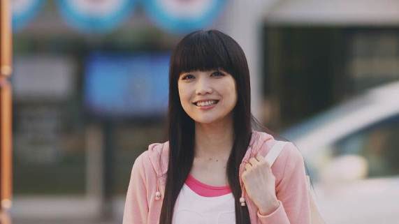 テレビCM「阪神沿線物語」に出演している佐藤江梨子。
