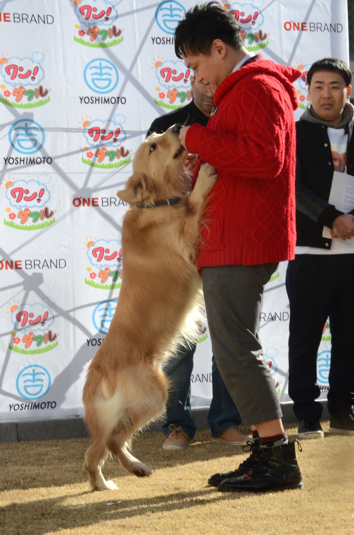 ドッグダンスを披露するCOWCOW善しと愛犬のパル。