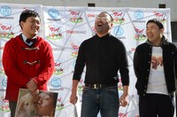 山崎まさよし「One more time, One more chance」に乗せて「ワンちゃんあるある」を披露するRG（中央）。