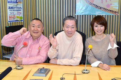「高田文夫のラジオビバリー昼ズ」のパーソナリティ・高田文夫（中央）と、金曜レギュラーの松村邦洋（左）、金曜アシスタントの磯山さやか（右）。