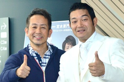 ミュージカル「愛の唄を歌おう」に出演する山口智充（右）と、演出の宮本亜門（左）。