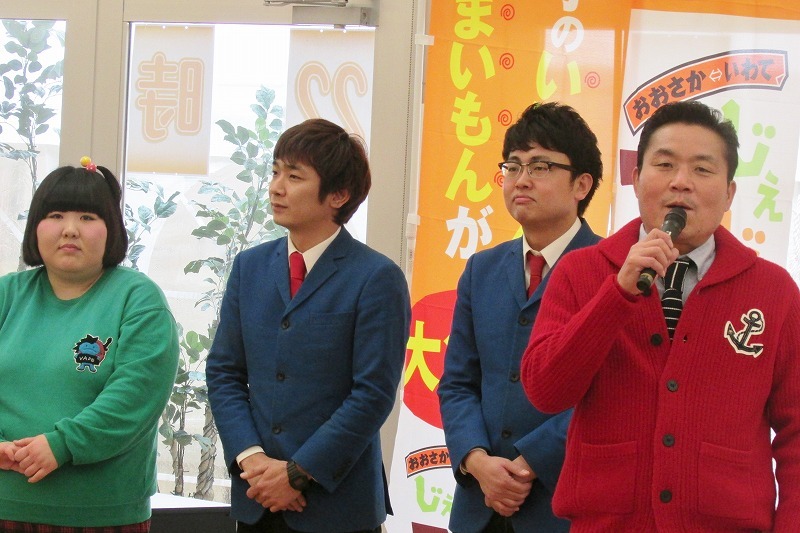 会見の様子。