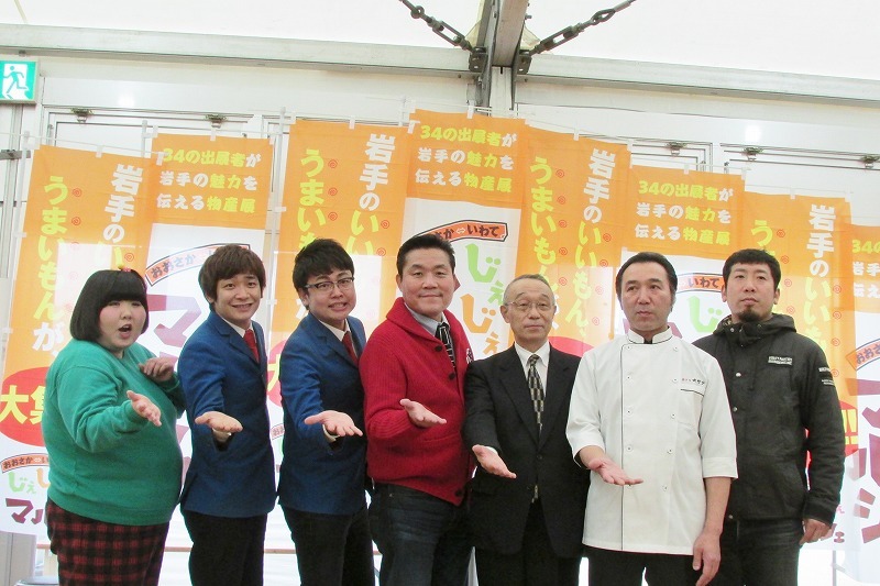 会見の様子。